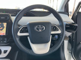 手元にスイッチ類を備え、運転姿勢を保ちながら必要な操作にアクセスしやすい設計です。視線移動を抑えやすく、日常の運転を便利にサポートする装備として活躍します。