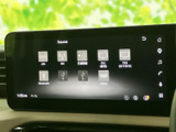 ラジオやBluetooth、テレビなどの音源を画面上で選択でき、使いたいメディアを探しやすい表示です。複数の入力先が並び、日々の移動中も好みに合わせた音源選びに役立ちます。