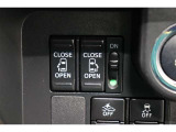 両側電動スライドドアはドアの直接操作以外にも運転席からのスイッチ操作やリモコン操作でも開閉が可能!狭い駐車場などでもドアの開閉が楽々・安心ですね!