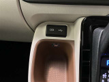 スマートフォンやお手持ちの機器のバッテリー残量が少なくなっても、運転中に充電ができるので安心ですね!