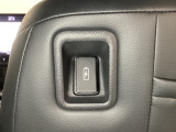 運転席と助手席の後ろには充電可能なUSB端子がついています。横のポケットにスマートフォンなどを差し込んで移動中に充電もできるので便利です。