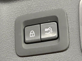 【パワーバックドア】スマートキーや運転席のボタンを押すだけでリアゲートが自動で開閉します!荷物を持っている時や、高い位置にあるバックドアを閉める際に便利な機能です♪