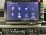 FMやAM、テレビなどの音源を画面から選べるメニューを備えています。スマートフォン連携の項目も表示され、普段の使い方に合わせて選択できます。