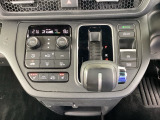 運転席・助手席、それぞれで温度調節が可能なオートエアコンです。シートヒーター付きなので、寒い日も快適です。