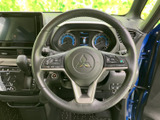 手元に集約されたステアリングスイッチで、運転中も視線を大きく移さず各種機能を確認しやすい配置です。毎日の移動を支える装備として、ぜひ実車で使い勝手をご確認ください。