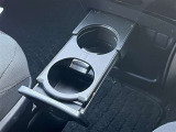 格納式のドリンクホルダー付きです