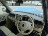 視界が広く運転しやすい運転席まわりです。各スイッチ類の位置も直感的に操作しやすく、長距離ドライブでも疲れにくい設計になっています。