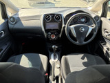 前席側から室内を見渡すと、運転席と助手席の間にセンターまわりがまとまり、視線を移しやすい配置です。メーターや画面の位置も確認しやすく、運転中も必要な情報を把握しやすい前席空間です。