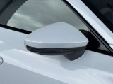 ●アウディサイドアシスト『後方の死角を並走する車両を検知しドアミラーの内側のLEDが点灯。ドライバーに注意を促し事故を未然に防ぐシステムです。』