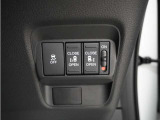 両側パワースライドドア付!挟み込み防止機能によりお子様の乗り降りも安心!車内・車外のドアハンドルからはもちろんのこと運転席スイッチやリモコンキーからも開閉操作が可能で大変便利な装備です!