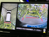 車両周辺を画面で確認できるモニターを備え、駐車時などの周囲確認をサポートします。目安となるガイド表示もあり、目視とあわせて車両まわりの安全確認に活用いただけます。