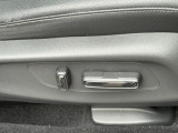 電動シートを採用しておりますので、シートの位置・角度・高さ(前・後)を好みに合わせて電動で細かく調節可能です。