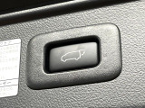 【パワーバックドア】スマートキーや運転席のボタンを押すだけでリアゲートが自動で開閉します!荷物を持っている時や、高い位置にあるバックドアを閉める際に便利な機能です♪