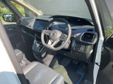 ガラスエリアが広く見晴らしのいい運転席。疲れにくいシートと相まって、安全快適に日常をサポートしてくれます。