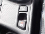 「HOLD」スイッチを押し、システムONの状態にしておくことで、渋滞や信号待ちなどでブレーキを踏んで停車した時にブレーキを保持。アクセルを踏むと解除されます。