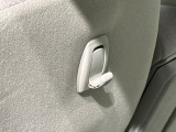 助手席背面にはユーティリティフックが付いてます。