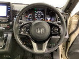 ハンドルにHondaセンシング系のクルーズコントロールやレーンキープアシストなどのスイッチと、オーディオの操作スイッチが装備されています。ハンドルから手を離さず安全に操作できます。