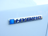 ★HYBRIDエンブレム★より少ない燃料で大きなパワーを引き出すエンジンに、高出力モーターを組み合わせ、低燃費とパワフルさを両立したハイブリッドシステムです。