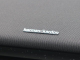 【harman kardon】ハーマンカードンのHi-Fiスペシャリストと共に、モデル別に開発・設計された専用チューニングが臨場感溢れる音響空間を実現しています。
