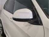 BMWのミラーは車種によって異なりますがレーンチェンジウォーニングが装備されております。詳しくは当店スタッフまでお問い合わせくださいませ。