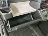 助手席側も運転席同様エアコンの吹き出し口にドリンクホルダーが付いています。グローブBOXにはたくさん収納できます。