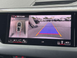 ●リアビューカメラ『入車経路を算出し、ガイドラインと補助線をディスプレイに表示します。同時にバンパーに内蔵のセンサーが障害物を感知し音で注意を促します。後方の死角も安心していただけます。』