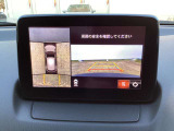 360℃モニターはフロント・両サイド・バックのカメラで目では直接確認しづらいエリアの安全確認をサポート。自然なモニター映像で確認したいエリアの状況を把握しやすく、運転操作をサポートするモニターです