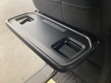 【シートバックテーブル】出発前の準備や、停車中のちょっとした作業に便利なスペース。使わない時は折りたたんでおけるので、後部座席の広さを邪魔しません。必要な時だけサッと広げて使えるので便利です。