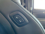 助手席の背もたれ右側に配された便利なシートスイッチです。運転席や2列目からでもスマートに助手席を動かせ、車内全体の快適な空間づくりを優雅にコントロールします。