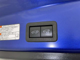 電動式バックドアです。 荷物を持ったままでもボタン一つで自動的に開け閉めできるので便利ですよ。 挟み込み防止機能も付いていますのでお子様の手や荷物を挟み込むのを防いでくれますよ。