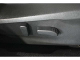 パワーシート(乗り降りから、運転席のポジション設定まで、ボタンで一つで微調整できます。高級車の必須アイテムです。)
