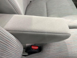 【アームレスト】運転中の身体の負担を軽減してくれるアームレストを装備♪