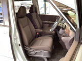 フロント広々、セパレートシートの運転席は、ハイトアジャスターが付いているので、快適にドライブができます。ハンドルはテレスコピック機能で、ハンドル位置を上・下・手前・奥に調節できます。