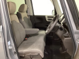 女性でも運転がしやすいように、シートの高さ調整機能(シートリフター)がついています。運転席と助手席の間が空いている為、助手席側への移動がスムーズです。交通量の多い道でも助手席側から乗り降りができます。