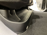 後部座席足元には濡れても簡単にお手入れできるトレーがございますので、傘などの長いものを置いておくのにも便利です!