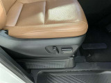パワーシート搭載。微妙な調整が手軽にでき、ピッタリなポジションで運転することが可能です。
