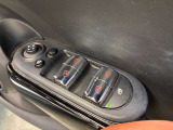 かつてはセンターパネルの航空機風トグルスイッチで操作する独特な配置が伝統でした。現行モデルでは利便性を考慮してドア側に配置されていますが、直感的でカチッとした心地よい操作感は健在です。