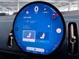 デジタルスピードメーター、航空機のコックピット操作箇所と同じ配色で目が疲れにくいように設計されてます。