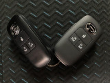 電子カードキーを携帯していれば、ドアハンドルやバックドアのリクエストスイッチを押すだけでドアの施錠・解錠が出来ます♪もちろん 遠隔操作も可能です!盗難防止のイモビライザー機能装備ですよ ☆