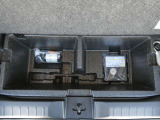 タイヤパンク修理キットと車載工具はこちらです。