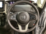 ハンドルにHondaセンシング系のクルーズコントロールやレーンキープアシストなどのスイッチと、オーディオの操作スイッチが装備されています。ハンドルから手を離さず安全に操作できます。