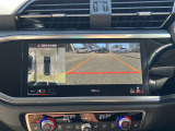 サラウンドビューカメラ装備 車両の4つのカメラから得た映像を合成し、上空から眺めているような映像をモニターに映し出します。車両周辺の歩行者や障害物などの発見に役立ちます。
