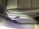 手動のレバーを使って、シートの高さや背もたれの角度を変えることができます。