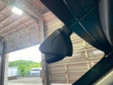 あおり運転対策や予期せぬトラブルへの備えとして心強い前後ドライブレコーダー。走行中の映像をしっかりと記録し、ドライバーと同乗者の安全を見守ります。購入後すぐに安心してドライブを楽しめる人気の装備です。