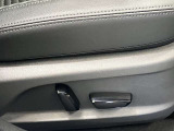 運転席はパワーシートで細かいシートポジションが設定できますね
