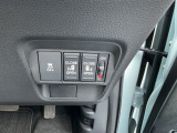 両側パワースライドドア付!挟み込み防止機能によりお子様の乗り降りも安心!車内・車外のドアハンドルからはもちろんのこと運転席スイッチやリモコンキーからも開閉操作が可能で大変便利な装備です!