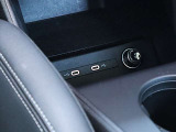 ●【スマホ等の充電切れの心配なし!】充電用 USB ポートがあります!ちょっとしたことですが、嬉しい装備です!意外と車選びの決め手になるかもしれません