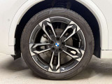 【BMWアロイホイル】軽量かつ強度に拘ったアロイホイル。走行性能ポテンシャルを引き出す設計。車の足元を引き締めてくれる大きなポイントはアロイホイルです。