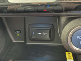 こちらのクルマはUSB接続コネクタも装備されています♪スマホの充電などにお使い下さい。ご旅行中での充電切れも、これなら心配いりませんね!