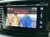テレビ番組を画面で視聴できる装備です。停車中の待ち時間にも映像を楽しめるため、休憩やお迎えの合間を過ごす際に便利。画面に番組情報も表示され、見たい内容を確かめやすいです。